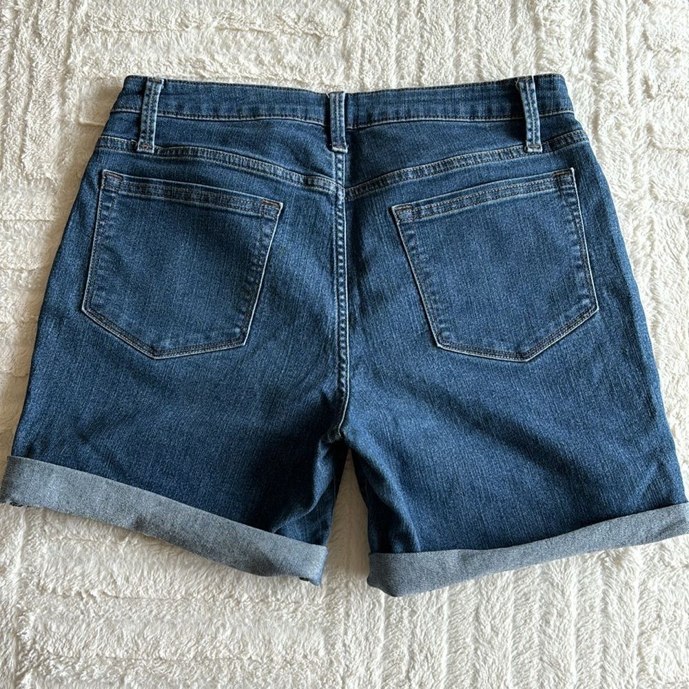 Vintage riders by Lee mid rise 5” inseam Jean shorts women’s size 10